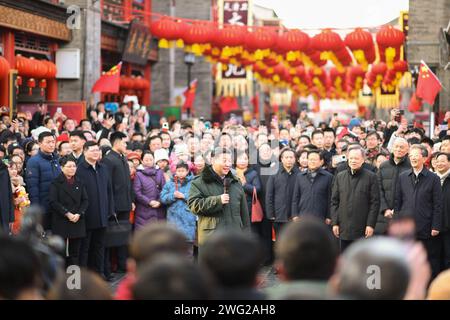 (240202) -- TIANJIN, 2 février 2024 (Xinhua) -- le président chinois Xi Jinping, également secrétaire général du comité central du Parti communiste chinois et président de la commission militaire centrale, adresse ses salutations au peuple chinois de tous les groupes ethniques, compatriotes de Hong Kong, Macao et Taïwan, et les Chinois d'outre-mer lors de la visite d'une ancienne rue culturelle dans la municipalité de Tianjin, dans le nord de la Chine, le 1 février 2024. Xi a rendu visite aux habitants de la ville de Tianjin, dans le nord du pays, avant la fête du printemps et a effectué une tournée d’inspection à Tianjin du jeudi au vendredi. (Xinhua/Yan Yan) Banque D'Images