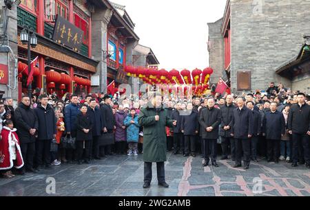 (240202) -- TIANJIN, 2 février 2024 (Xinhua) -- le président chinois Xi Jinping, également secrétaire général du comité central du Parti communiste chinois et président de la commission militaire centrale, adresse ses salutations au peuple chinois de tous les groupes ethniques, compatriotes de Hong Kong, Macao et Taïwan, et les Chinois d'outre-mer lors de la visite d'une ancienne rue culturelle dans la municipalité de Tianjin, dans le nord de la Chine, le 1 février 2024. Xi a rendu visite aux habitants de la ville de Tianjin, dans le nord du pays, avant la fête du printemps et a effectué une tournée d’inspection à Tianjin du jeudi au vendredi. (Xinhua/Ju Peng) Banque D'Images