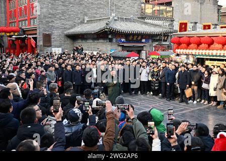 (240202) -- TIANJIN, 2 février 2024 (Xinhua) -- le président chinois Xi Jinping, également secrétaire général du comité central du Parti communiste chinois et président de la commission militaire centrale, adresse ses salutations au peuple chinois de tous les groupes ethniques, compatriotes de Hong Kong, Macao et Taïwan, et les Chinois d'outre-mer lors de la visite d'une ancienne rue culturelle dans la municipalité de Tianjin, dans le nord de la Chine, le 1 février 2024. Xi a rendu visite aux habitants de la ville de Tianjin, dans le nord du pays, avant la fête du printemps et a effectué une tournée d’inspection à Tianjin du jeudi au vendredi. (Xinhua/Yin Bogu) Banque D'Images