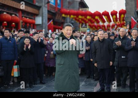 (240202) -- TIANJIN, 2 février 2024 (Xinhua) -- le président chinois Xi Jinping, également secrétaire général du comité central du Parti communiste chinois et président de la commission militaire centrale, adresse ses salutations au peuple chinois de tous les groupes ethniques, compatriotes de Hong Kong, Macao et Taïwan, et les Chinois d'outre-mer lors de la visite d'une ancienne rue culturelle dans la municipalité de Tianjin, dans le nord de la Chine, le 1 février 2024. Xi a rendu visite aux habitants de la ville de Tianjin, dans le nord du pays, avant la fête du printemps et a effectué une tournée d’inspection à Tianjin du jeudi au vendredi. (Xinhua/Ju Peng) Banque D'Images