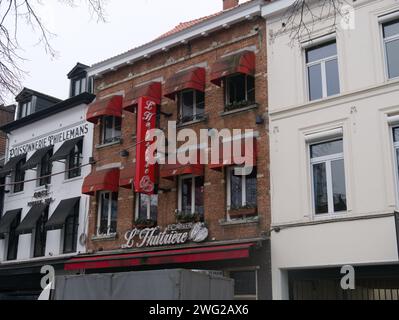 Bruxelles, Belgique. 2 février 2024. Quai aux briques 20 rue. Un restaurant de fruits de mer appelé L'Huîtrière et un restaurant coréen appelé GOGI. Banque D'Images