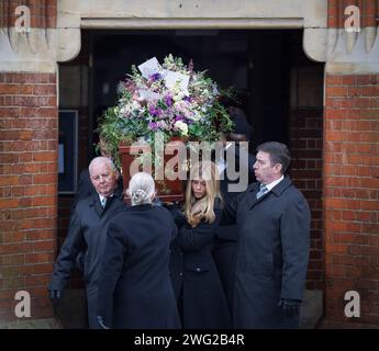 Londres, Royaume-Uni. 02 février 2024. La fille de Kate GarrawayÕs Darcey, 17 ans, porte le cercueil de son père Derek Draper alors qu'il quitte l'église de St Mary la Vierge, Primrose Hill dans le nord de Londres après ses funérailles. Derek Draper, un ancien lobbyiste politique et mari de la présentatrice de télévision Kate Garraway, est décédé des suites d'une longue maladie causée par l'infection À COVI-19. Crédit photo : Ben Cawthra/Sipa USA crédit : SIPA USA/Alamy Live News Banque D'Images