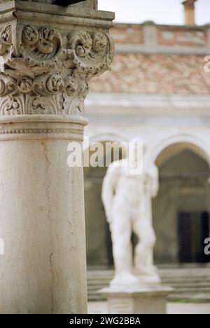 Italie, Frioul-Vénétie julienne, Udine, Piazza della Libertà, Square, loggia del Lionello, Capitols sculptés Banque D'Images