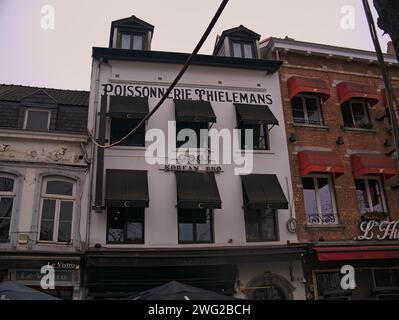 Bruxelles, Belgique. 2 février 2024. Restaurant barbecue coréen appelé GOGI qui sert une délicieuse cuisine coréenne. Architecture le long du quai aux briques. Banque D'Images