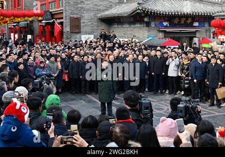 (240202) -- TIANJIN, 2 février 2024 (Xinhua) -- le président chinois Xi Jinping, également secrétaire général du comité central du Parti communiste chinois et président de la commission militaire centrale, adresse ses salutations au peuple chinois de tous les groupes ethniques, compatriotes de Hong Kong, Macao et Taïwan, et les Chinois d'outre-mer lors de la visite d'une ancienne rue culturelle dans la municipalité de Tianjin, dans le nord de la Chine, le 1 février 2024. Xi a rendu visite aux habitants de la ville de Tianjin, dans le nord du pays, avant la fête du printemps et a effectué une tournée d’inspection à Tianjin du jeudi au vendredi. (Xinhua/Yin Bogu) Banque D'Images