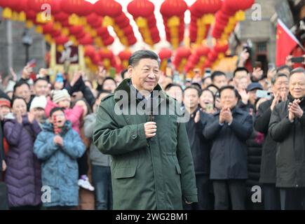 (240202) -- TIANJIN, 2 février 2024 (Xinhua) -- le président chinois Xi Jinping, également secrétaire général du comité central du Parti communiste chinois et président de la commission militaire centrale, adresse ses salutations au peuple chinois de tous les groupes ethniques, compatriotes de Hong Kong, Macao et Taïwan, et les Chinois d'outre-mer lors de la visite d'une ancienne rue culturelle dans la municipalité de Tianjin, dans le nord de la Chine, le 1 février 2024. Xi a rendu visite aux habitants de la ville de Tianjin, dans le nord du pays, avant la fête du printemps et a effectué une tournée d’inspection à Tianjin du jeudi au vendredi. (Xinhua/Xie Huanchi) Banque D'Images