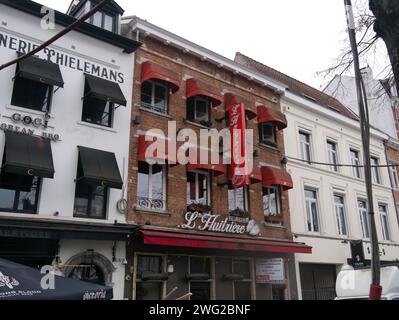 Bruxelles, Belgique. 2 février 2024. Quai aux briques 20 rue. Un restaurant de fruits de mer appelé L'Huîtrière et un restaurant coréen appelé GOGI. Banque D'Images