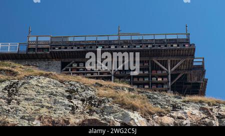 De nombreuses ruches sous la terrasse d'un immeuble ancien à l'Alpe d'Huez dans les Alpes, France Banque D'Images