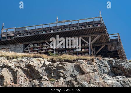 De nombreuses ruches sous la terrasse d'un immeuble ancien à l'Alpe d'Huez dans les Alpes, France Banque D'Images