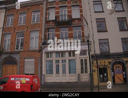 Bruxelles, Belgique. 2 février 2024. Architecture de Bruxelles. Photographie de rue. Bâtiment sur la rue Quai aux briques. Porte blanche à l'entrée Banque D'Images