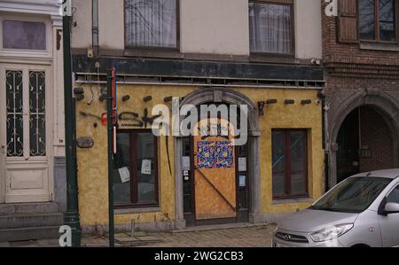 Bruxelles, Belgique. 2 février 2024. Architecture de Bruxelles. Photographie de rue. Bâtiment sur la rue Quai aux briques. Contreplaqué en bois sur le mur Banque D'Images