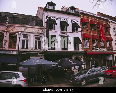 Bruxelles, Belgique. 2 février 2024. Restaurant barbecue coréen appelé GOGI qui sert une délicieuse cuisine coréenne. Architecture le long du quai aux briques. Banque D'Images