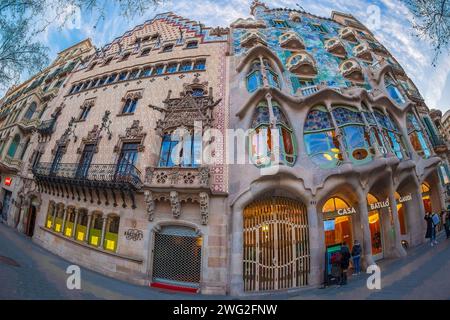 BARCELONE, ESPAGNE - FÉV. 27, 2022 : façade de la Casa Amatller dessinée par l'architecte catalan Josep Puig i Cadafalch et de la Casa Batllo dessinée par Antoni Gaud Banque D'Images