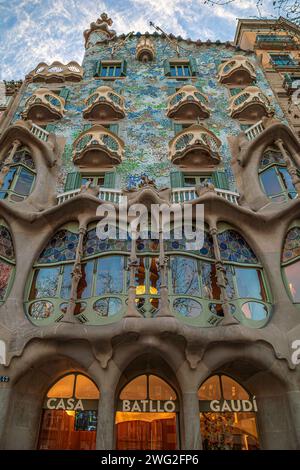 BARCELONE, CATALOGNE, ESPAGNE-FÉV. 27, 2022 : Casa Batllo conçue par Antoni Gaudi en 1904, modernisme ou style Art Nouveau. Banque D'Images