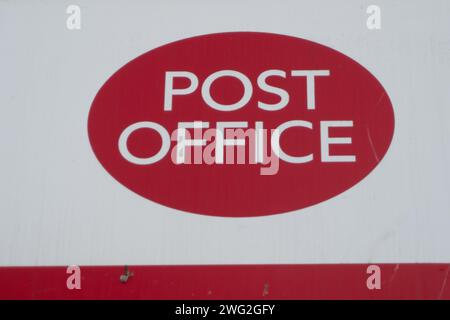 Windsor, Royaume-Uni. 2 février 2024. Un bureau de poste à Windsor, Berkshire. Alan Bates, victime du logiciel Fujitsu Horizon, aurait reçu une offre d'indemnisation. L'ancien sous-maître de poste, dont l'histoire figure dans un drame d'ITV, a déclaré dans une lettre vue par Newsnight de BBC Two que le plan avait besoin d'un "démarrage radical vers le haut de l'arrière". Il a dit qu'il avait reçu une offre d'indemnisation "cruelle" mercredi. Entre 1999 et 2015, la poste a poursuivi des centaines de sous-maîtres de poste et de postresses en raison du système INFORMATIQUE Horizon défectueux de Fujitsu. Crédit : Maureen McLean/Alamy Live News Banque D'Images