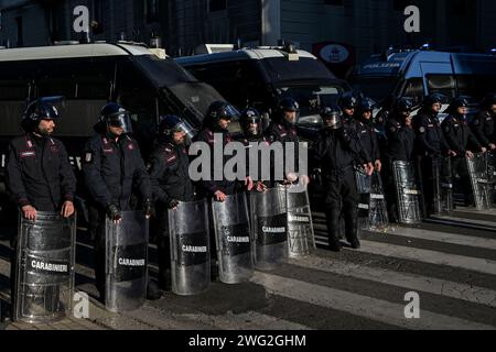 Milan, Italie - 27 janvier 2024 : des officiers carabiniers en équipement anti-émeute complet se tiennent en formation pour boucler une zone pendant une démonstration Banque D'Images