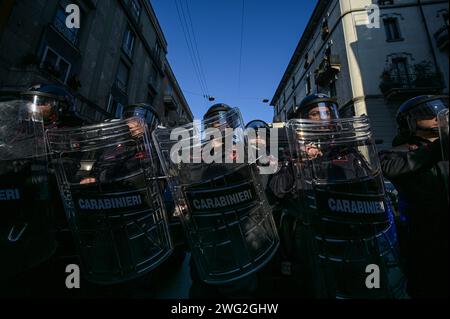 Milan, Italie - 27 janvier 2024 : des officiers carabiniers en équipement anti-émeute complet se tiennent en formation pour boucler une zone pendant une démonstration Banque D'Images