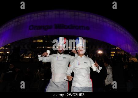 Marseille, France. 2 février 2024. Fans de France avant le match Guinness 6 Nations entre la France et l'Irlande. Crédit : Ben Whitley/Alamy Live News Banque D'Images