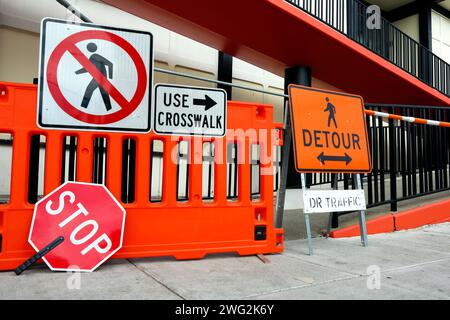 Trottoir fermé panneaux pour travaux. Panneaux d'arrêt et de détour Banque D'Images