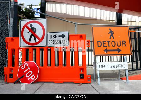 Trottoir fermé panneaux pour travaux. Panneaux d'arrêt et de détour Banque D'Images