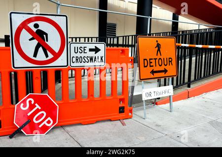 Trottoir fermé panneaux pour travaux. Panneaux d'arrêt et de détour Banque D'Images