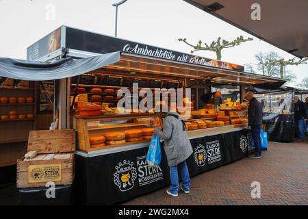 Stand de fromage au marché du vendredi à Waddinxveen, pays-Bas Banque D'Images