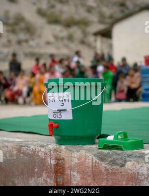 Un distributeur d'eau en plastique fournit de l'eau potable à un événement communautaire à Palata, dans le district de Dolpa, dans l'ouest du Népal, en 2023. Banque D'Images