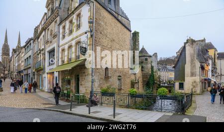 Pont Medard, rue Kereon, hinten Kathedrale Saint-Corentin, Fluß le Steir, Quimper, département Finistere Penn-ar-Bed, région Bretagne Breizh, Frankreich *** Pont Medard, rue Kereon, Behind Saint Corentin Cathedral, le Steir River, Quimper, Finistere Penn ar Bed Department, Bretagne Breizh region, France Banque D'Images