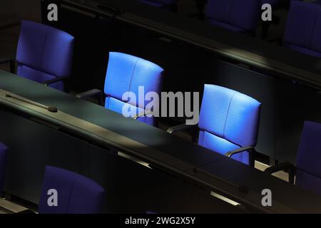 Symbolfoto Sitze der Abgeordneten im Deutscher Bundestag Symbolbild, Themenbild, Plenarsaal und Sitzplaetze BEI einer Sitzung des Deutschen Bundestag, Berlin, 02.02.2024 Berlin Deutschland *** symbole photo sièges des membres du Bundestag allemand symbole image, thème image, salle plénière et sièges à une session du Bundestag allemand, Berlin, Berlin, Allemagne 02 02 2024 Berlin Berlin Allemagne Banque D'Images