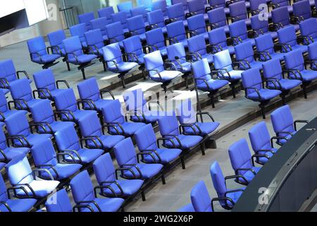 Symbolfoto Sitze der Abgeordneten im Deutscher Bundestag Symbolbild, Themenbild, Plenarsaal und Sitzplaetze BEI einer Sitzung des Deutschen Bundestag, Berlin, 02.02.2024 Berlin Deutschland *** symbole photo sièges des membres du Bundestag allemand symbole image, thème image, salle plénière et sièges à une session du Bundestag allemand, Berlin, Berlin, Allemagne 02 02 2024 Berlin Berlin Allemagne Banque D'Images