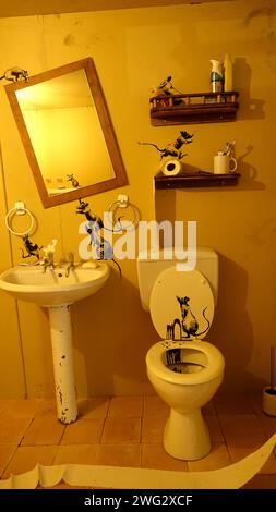 Stockholm, Suède, décembre 29 2023. Exposition artistique. Le mystère de Banksy Un esprit de génie. Salle de bains. Banque D'Images