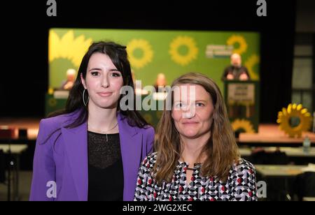 Neukieritzsch, Allemagne. 02 février 2024. Marie Müser (à gauche) et Christin Furtenbacher, présidente de Bündnis 90/ Die Grünen en Saxe, se tiennent ensemble à la convention d'État des Verts saxons. La conférence de deux jours du parti se concentrera sur le programme des prochaines élections de l'État. Crédit : Sebastian Willnow/dpa/Alamy Live News Banque D'Images