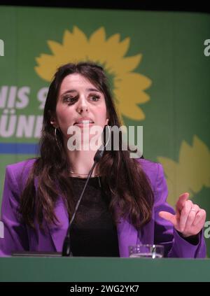 Neukieritzsch, Allemagne. 02 février 2024. Marie Müser, présidente d'État de Bündnis 90/ Die Grünen Sachsen, intervient lors de la convention d'État des Verts saxons. La conférence de deux jours du parti se concentrera sur le programme des prochaines élections de l'État. Crédit : Sebastian Willnow/dpa/Alamy Live News Banque D'Images