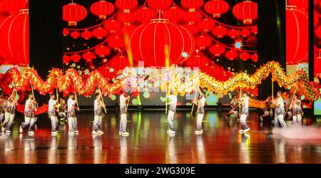 Handan, Chine. 02 février 2024. Des adolescents répètent un spectacle d'art martial sur le thème du dragon à Handan, dans la province du Hebei, en Chine, le 1 février 2024. (Photo Costfoto/NurPhoto) crédit : NurPhoto SRL/Alamy Live News Banque D'Images