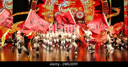 Handan, Chine. 02 février 2024. Des adolescents répètent un spectacle d'art martial sur le thème du dragon à Handan, dans la province du Hebei, en Chine, le 1 février 2024. (Photo Costfoto/NurPhoto) crédit : NurPhoto SRL/Alamy Live News Banque D'Images