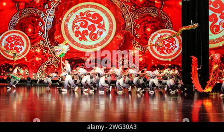 Handan, Chine. 02 février 2024. Des adolescents répètent un spectacle d'art martial sur le thème du dragon à Handan, dans la province du Hebei, en Chine, le 1 février 2024. (Photo Costfoto/NurPhoto) crédit : NurPhoto SRL/Alamy Live News Banque D'Images