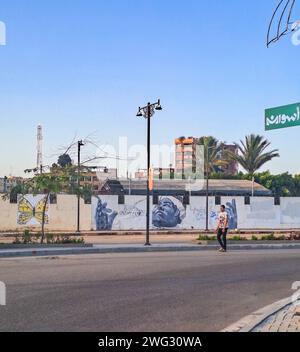 Assouan - Égypte - 12 juin 2023 : graffitis arabes dans les rues d'Assouan. Égypte Banque D'Images