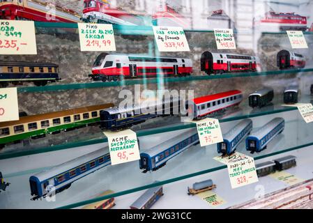 Vienne, Autriche. 01 octobre 2023Cars et moteurs exposés dans une vitrine d'un magasin pour les amateurs de trains de maquettes Banque D'Images