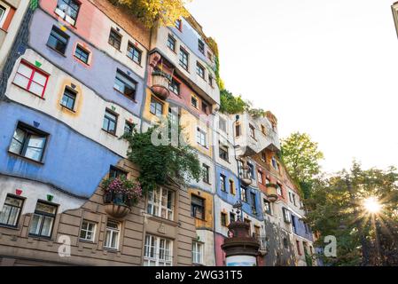 Vienne, Autriche. 01 octobre 2023. Architecture expressionniste de la maison Hundertwasser, immeuble d'appartements conçu pour être en harmonie avec la nature Banque D'Images