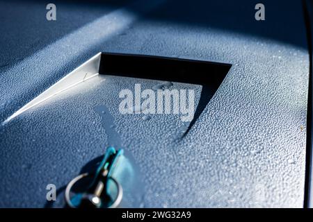 Gouttelettes de condensation sur le capot d'une voiture argentée Banque D'Images