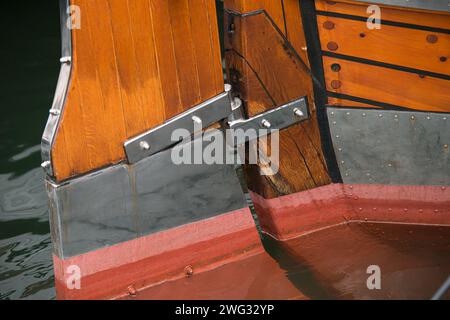 Gouvernail d'un vieux bateau en bois. Banque D'Images