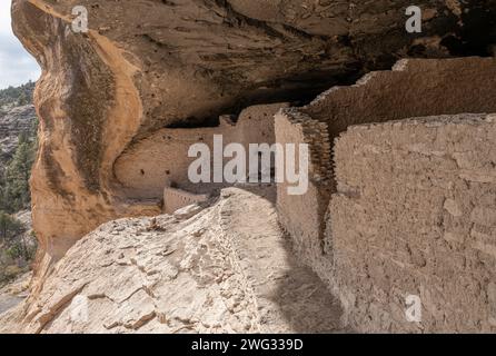 Structures de Mogollon au monument national Gila Cliff Dwellings au Nouveau-Mexique. Banque D'Images