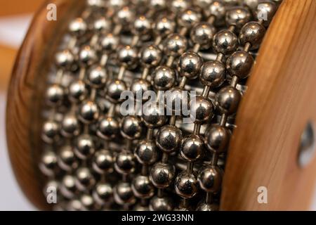 Vintage Cabasa musical instrument perles Shaker en bois métal sur fond blanc Banque D'Images