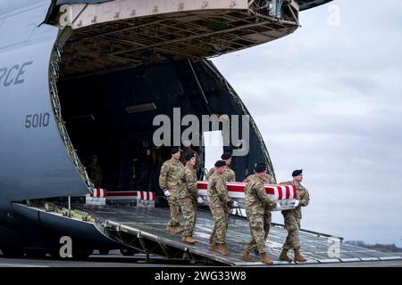 Dover, États-Unis. 02 février 2024. Une équipe de transport de l'armée américaine transporte la boîte de transfert contenant les restes du sergent William Rivers lors d'un transfert digne à la base aérienne de Dover à Dover, Delaware, le vendredi 2 février 2024. Rivers était l’un des trois soldats américains tués en Jordanie cette semaine dans une frappe de drone attribuée à des groupes militants soutenus par l’Iran. Photo Bonnie Cash/UPI crédit : UPI/Alamy Live News Banque D'Images