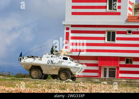 Marjayoun, Liban. 2 février 2024. Un soldat de la paix de la Force intérimaire des Nations Unies au Liban (FINUL) patrouille à la frontière libano-israélienne à Marjayoun, au Liban, le 2 février 2024. Les affrontements entre le Hezbollah et Israël ont fait 240 morts du côté libanais, dont 173 membres du Hezbollah et 39 civils, selon des sources de sécurité libanaises. Crédit : Ali Hashisho/Xinhua/Alamy Live News Banque D'Images