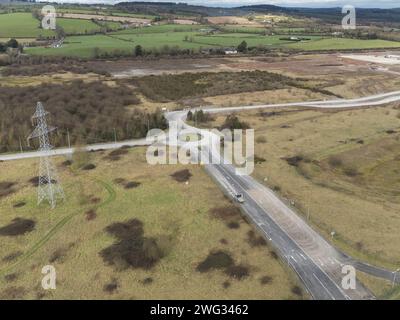 Cork, Irlande, 2 février 2024. DC 2-2-24 début des travaux de développement sur IDA Business Park, Ballyadam, Carrigtwohill, Cork, Irlande. Les travaux de terrassement ont commencé sur le Ballyadam, IDA Business Park à Carriggwohill, Co. Cork. Le site est un site familier le long de la route N25 à Midelton où les passants peuvent voir le développement idéal où il semble que les travaux ont été gelés dans le temps. Les ronds-points et les bifurcations de la route ne peuvent être vus bloqués que par une clôture de délimitation de maillons de chaîne. Le site de 54 hectares était connu localement comme le site d'Amgen appartenait à la société américaine Biopharma qui a laissé le site inactif pendant près de deux ans Banque D'Images