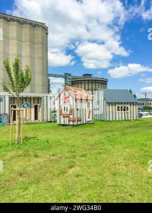 Petite maison en bois pour les enfants. Aire de jeux entourée d'arbres. Banque D'Images