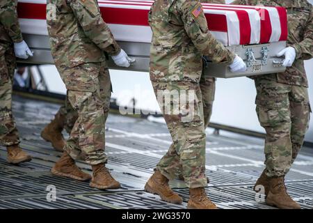 Dover, États-Unis. 02 février 2024. Une équipe de transport de l'armée américaine transporte la boîte de transfert contenant les restes du sergent Breonna Moffett lors d'un transfert digne à la base aérienne de Dover à Dover, Delaware, le vendredi 2 février 2024. Moffett était l'un des trois soldats américains tués en Jordanie cette semaine dans une frappe de drone attribuée à des groupes militants soutenus par l'Iran. Photo Bonnie Cash/UPI crédit : UPI/Alamy Live News Banque D'Images