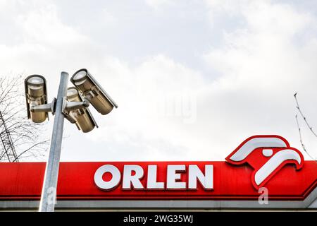 Cracovie, Pologne. 2 février 2024. Un logo d'Orlen, distributeur polonais d'essence et de gaz, est visible sur la façade d'un bâtiment du centre de Cracovie alors que le PDG de la société du trésor public a été licencié andÂ la société attend un nouveau PDG. AfterÂ le changement de gouvernement en Pologne en décembre 2023 largeÂ un désaccord d’échelle surgit entre les nouveaux dirigeants et l’ancien gouvernement d’extrême droite qui avait le pouvoir pendant 8 ans. Le nouveau gouvernement vise à retirer les PDG de l'ancien gouvernement des institutions crucialÂ telles que les médias publics et les tribunaux, les entreprises de trésorerie ou les gouvernements régionaux. (Image de crédit : Banque D'Images