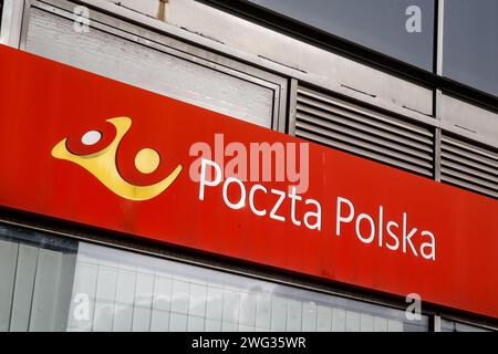 Cracovie, Pologne. 2 février 2024. Un logo de la poste polonaise est visible sur un bâtiment dans le centre de Cracovie alors que le PDG de la société du trésor public a été licencié andÂ la société attend un nouveau PDG. AfterÂ le changement de gouvernement en Pologne en décembre 2023 largeÂ un désaccord d’échelle surgit entre les nouveaux dirigeants et l’ancien gouvernement d’extrême droite qui avait le pouvoir pendant 8 ans. Le nouveau gouvernement vise à retirer les PDG de l'ancien gouvernement des institutions crucialÂ telles que les médias publics et les tribunaux, les entreprises de trésorerie ou les gouvernements régionaux. (Image de crédit : © Dominika Zarzycka/SOPA Images via ZUMA P Banque D'Images